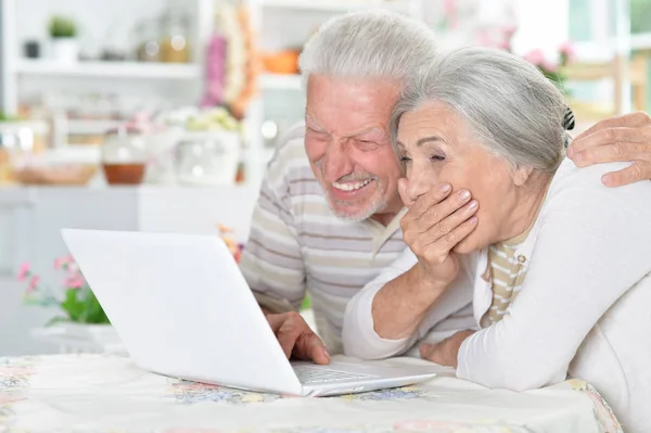 Lyckliga Äldre Paret Använder Laptop Hemma — Stockfoto