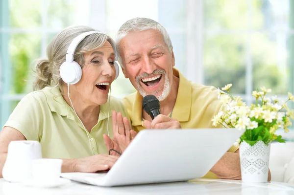 Zpívat Karaoke Notebookem Doma Šťastný Starší Pár — Stock fotografie