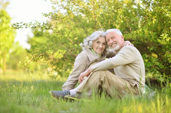 Casal Feliz Abraçando Parque Primavera — Fotografia de Stock