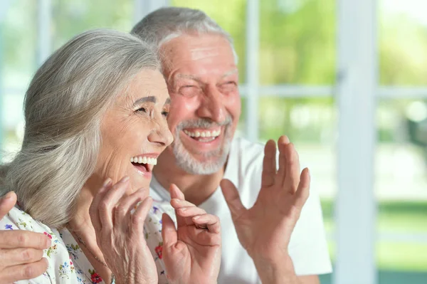 Retrato Feliz Casal Idosos Rindo Casa — Fotografia de Stock