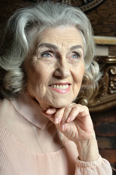 Portrét Starší Ženy Představují Doma — Stock fotografie