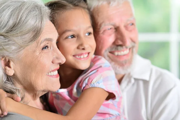 Abuelos Con Nieta Posando Casa — Foto de Stock