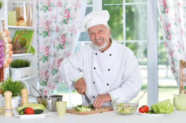 Chef preparando la cena — Foto de Stock