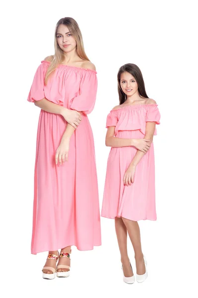美丽的女人的肖像和她的女儿在粉红色的礼服 摆出白色的隔离 — 图库照片