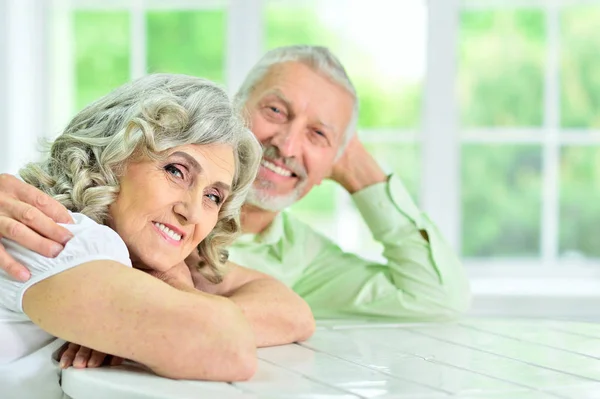 Portret Van Een Gelukkig Seniorenpaar Thuis — Stockfoto