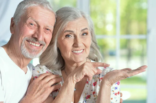 Una Feliz Pareja Ancianos Posando Casa — Foto de Stock