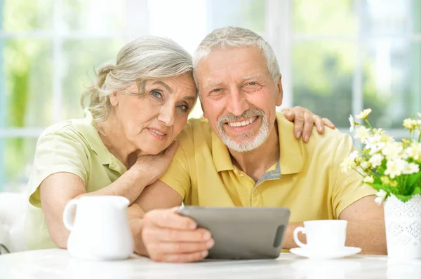 Portret Van Senior Paar Met Behulp Van Tablet Thuis Het — Stockfoto