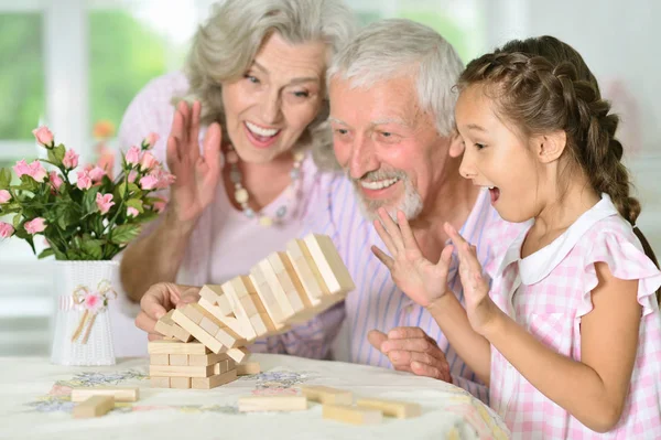 Senioren spielen mit Holzklötzen — Stockfoto