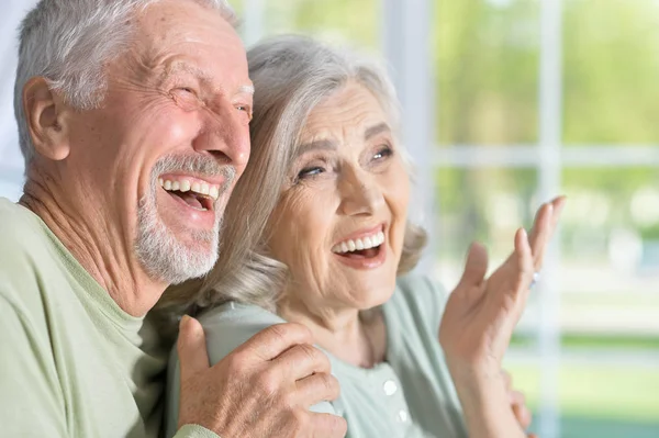 Retrato Feliz Casal Idosos Rindo Casa — Fotografia de Stock