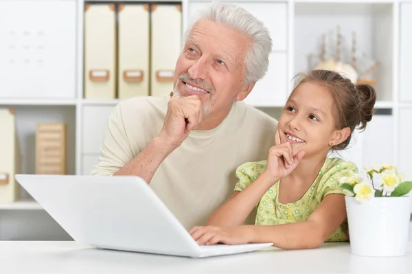 Portret Van Het Meisje Grootvader Met Een Laptop Thuis — Stockfoto