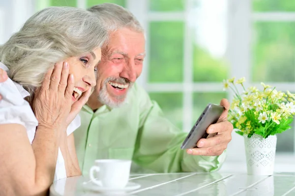 一对快乐的老夫妇在家中使用平板电脑的肖像 — 图库照片