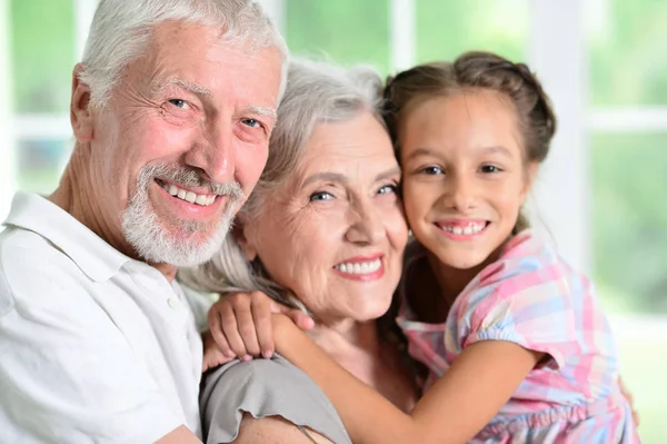 Grootouders Met Haar Kleindochter Poseren Thuis — Stockfoto