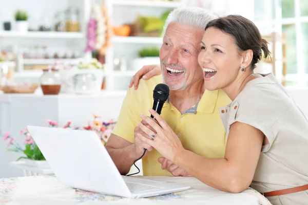 Starszy człowiek śpiewanie karaoke — Zdjęcie stockowe
