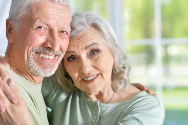 Portret Van Een Gelukkige Senior Paar Knuffelen Thuis — Stockfoto