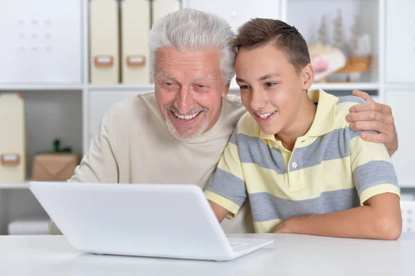 Porträt Eines Jungen Und Großvaters Mit Laptop Hause — Stockfoto