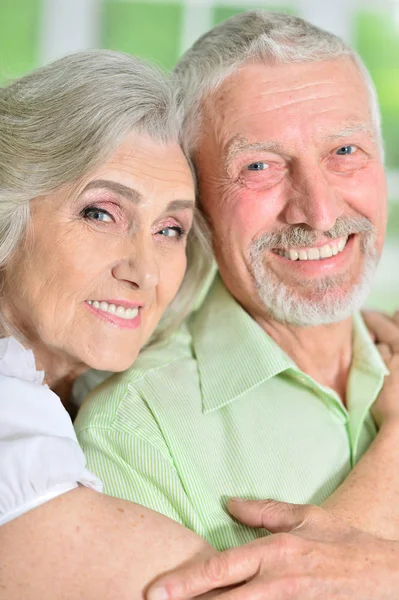 Retrato Feliz Casal Idosos Posando Casa — Fotografia de Stock