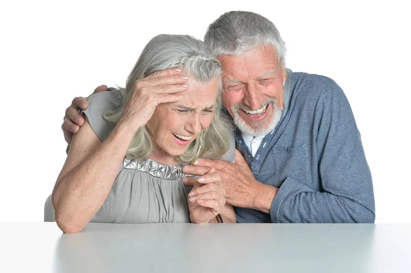 Portret Przytulanie Starszy Para Siedzi Przy Stole Białym Tle — Zdjęcie stockowe