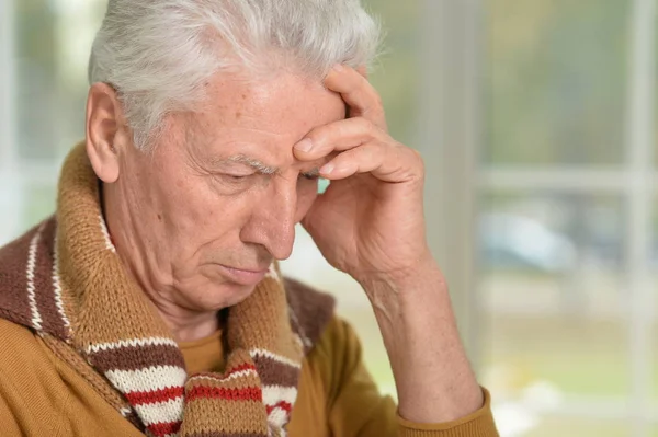 Porträtt Sorgliga Senior Mannen Hemma — Stockfoto