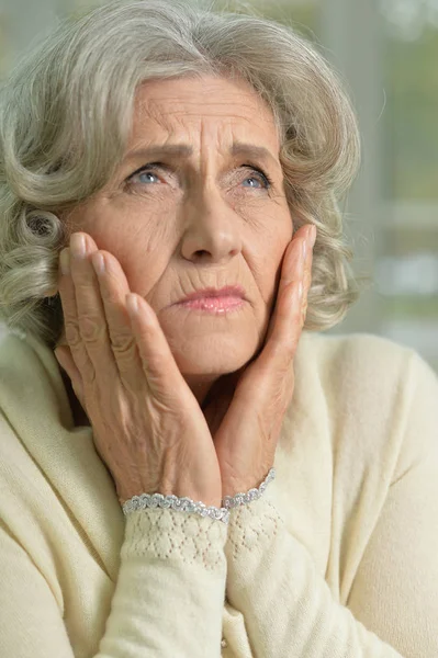 Unatkozik idősebb nő — Stock Fotó