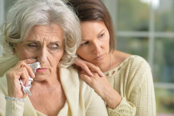 Triste sénior y mujeres jóvenes — Foto de Stock