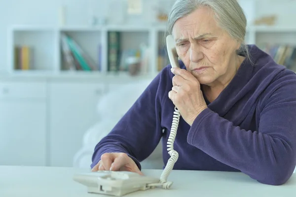 Портрет Расстроенной Пожилой Женщины Телефоном — стоковое фото