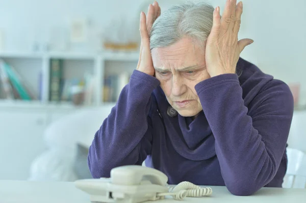 Porträtt Upprörd Senior Kvinna Med Telefon — Stockfoto