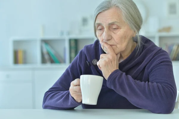 Retrato Una Triste Anciana Tomando — Foto de Stock