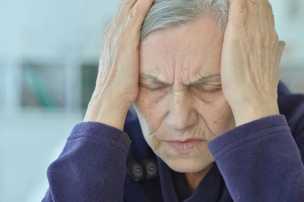 Schöne Traurige Seniorin Mit Kopfschmerzen — Stockfoto