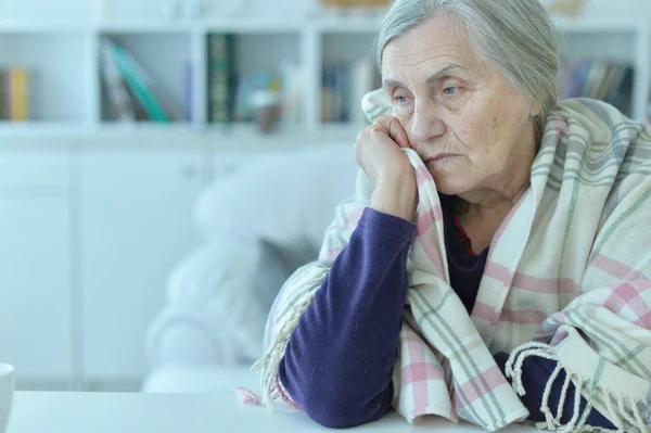 Nahaufnahme Porträt Einer Müden Seniorin — Stockfoto