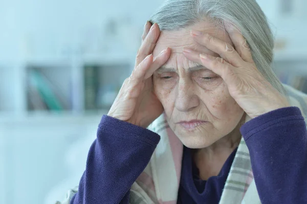 Schöne Traurige Seniorin Mit Kopfschmerzen — Stockfoto