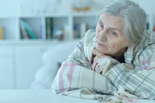 Gros Plan Portrait Femme Âgée Fatiguée Enveloppée Dans Une Couverture — Photo