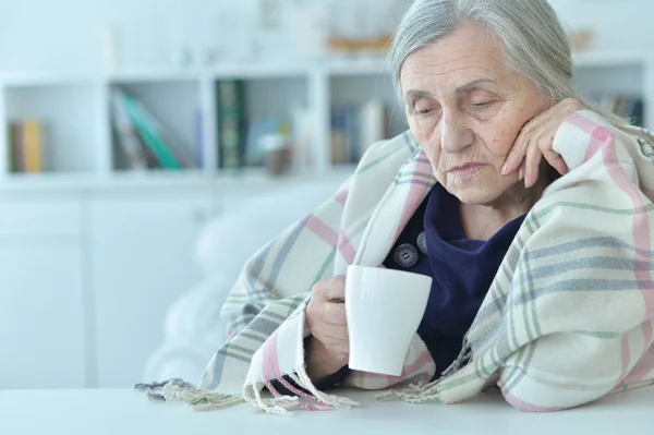 Porträt Einer Traurigen Alten Frau Die Tee Trinkt — Stockfoto