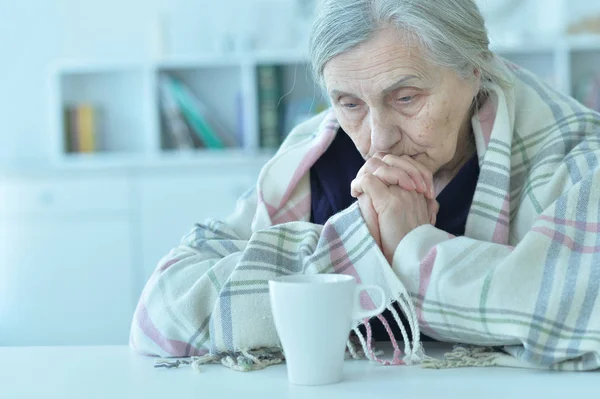 Porträt Einer Traurigen Alten Frau Die Tee Trinkt — Stockfoto