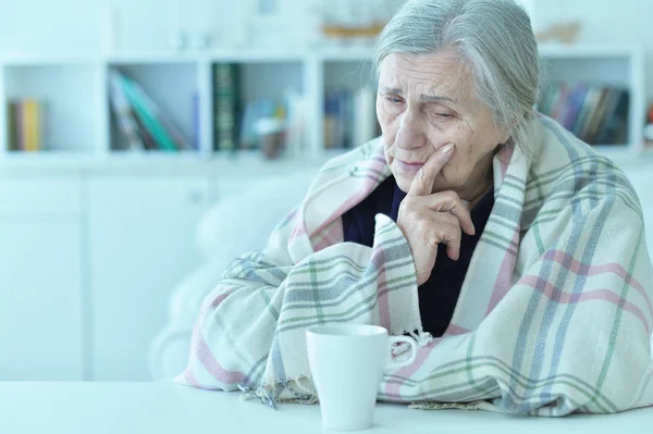 Retrato Una Triste Anciana Tomando — Foto de Stock