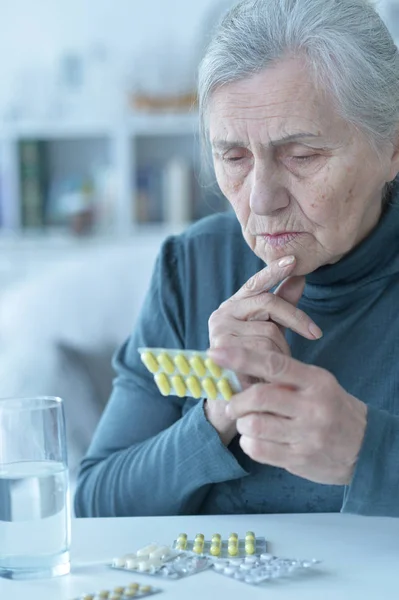 Больная Пожилая Женщина Принимает Таблетки — стоковое фото