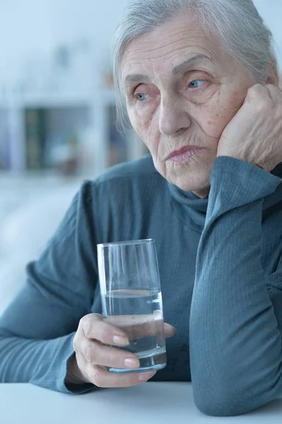 Nahaufnahme Porträt Einer Müden Seniorin Mit Wasser — Stockfoto