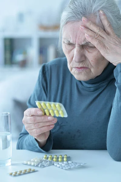 Malata Donna Anziana Che Prende Pillole — Foto Stock