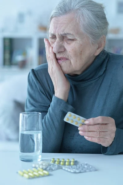 Sjuka Äldre Kvinna Piller — Stockfoto