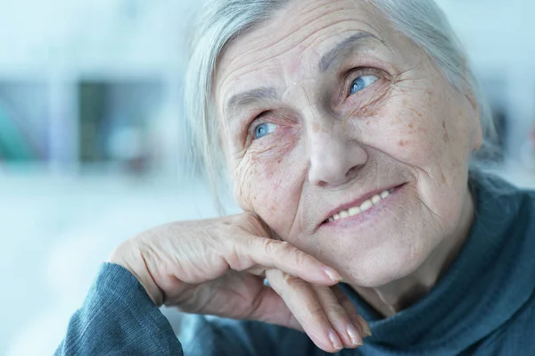 Porträt Einer Seniorin Die Hause Posiert — Stockfoto