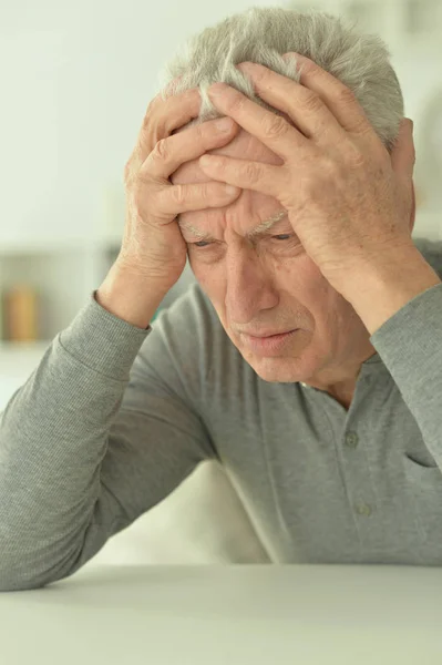 Porträtt Sorgliga Senior Mannen Hemma — Stockfoto