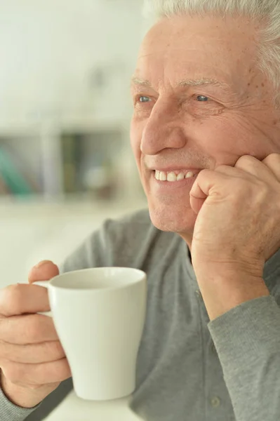 Portrait Homme Âgé Buvant Thé Maison — Photo