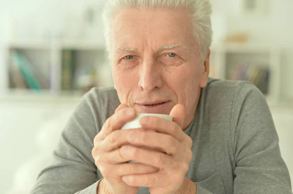 Portrait Homme Âgé Buvant Thé Maison — Photo