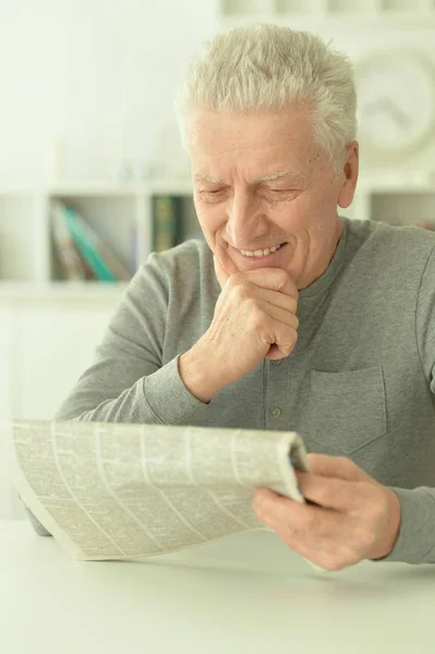 Homem Sênior Lendo Jornal Casa — Fotografia de Stock