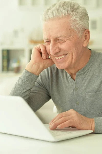 Senior Man Using Laptop Home — Stock Photo, Image