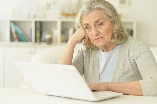 Старша Жінка Використовує Ноутбук Вдома — стокове фото