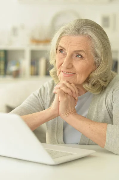 快乐的老年妇女使用笔记本电脑 — 图库照片