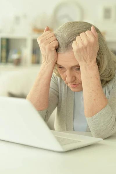 Пожилая Женщина Помощью Ноутбука Дома — стоковое фото