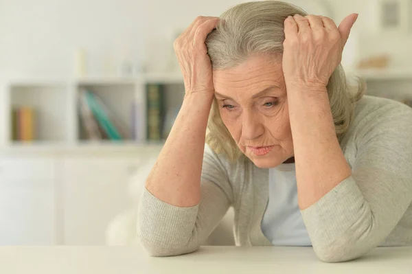 Nahaufnahme Porträt Einer Traurigen Seniorin Tisch — Stockfoto