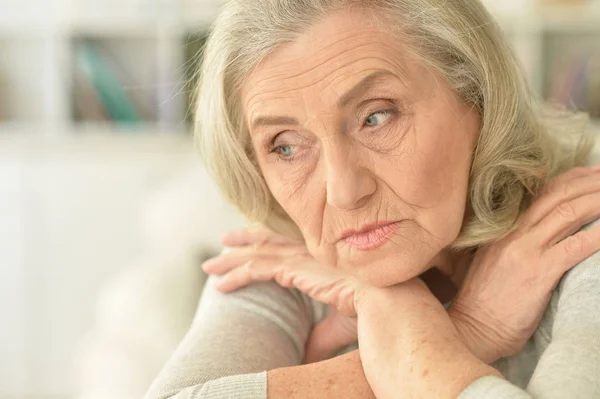 Ritratto Ravvicinato Triste Donna Anziana Seduta Tavola — Foto Stock