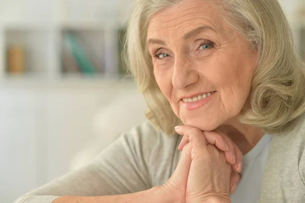 Retrato Una Mujer Mayor Posando Casa — Foto de Stock